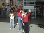 Despedida en la terminal de bus : Gretel, papa, mama y Rosita.