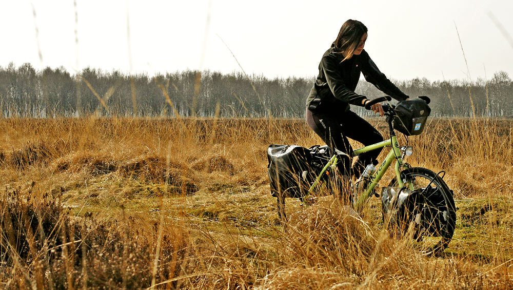 Probando la bici en los campos de Holanda