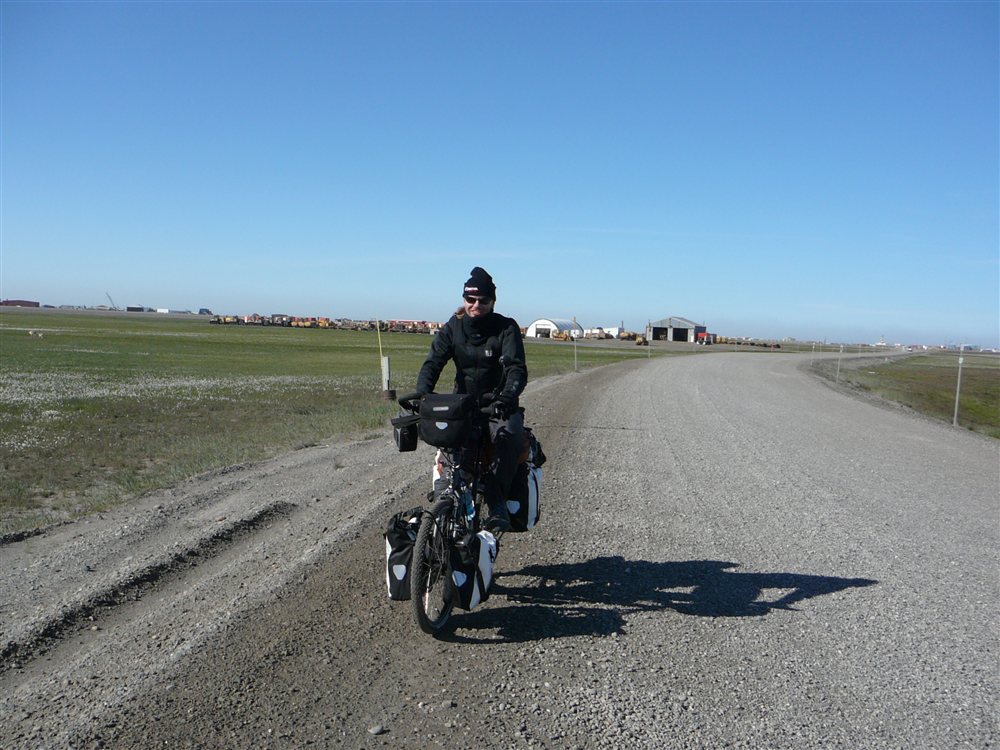 Harry Primer Dia De Bici Desde Deadhorse Se Ve La Tundra Plana Y Sin Vegetacion