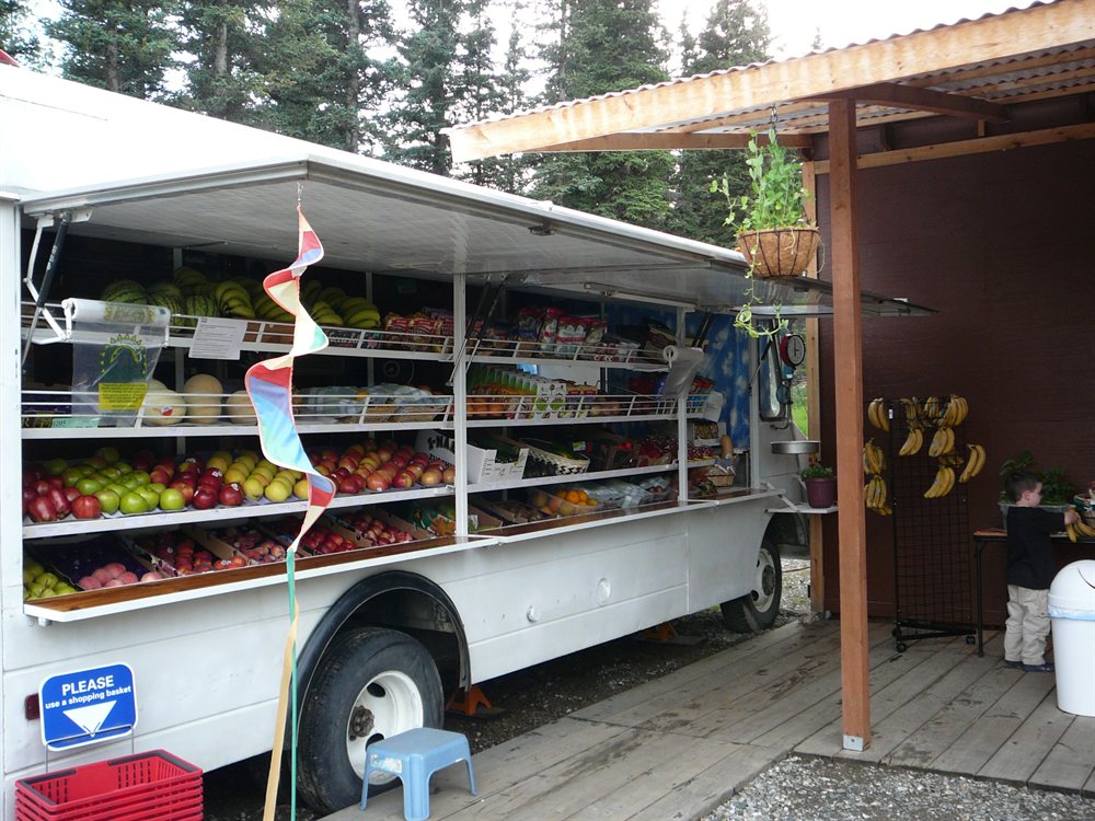 Fruteria ambulante no hay mucha fruta por la zona, mas o menos un dolar cada fruta o mas !!