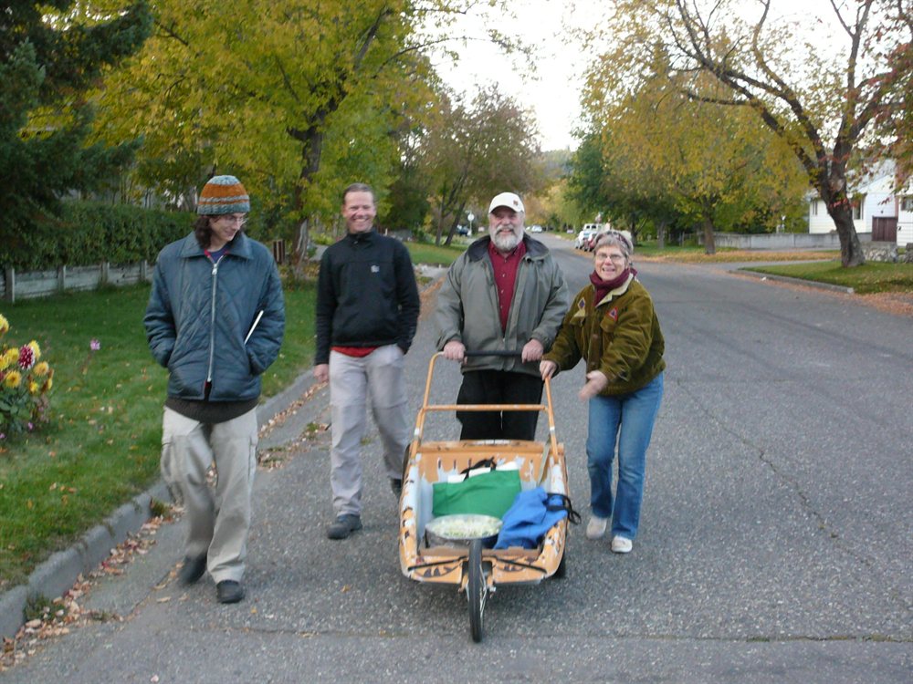 Por el barrio de Maggie y Richard en Prince George, con el Cat Bus
